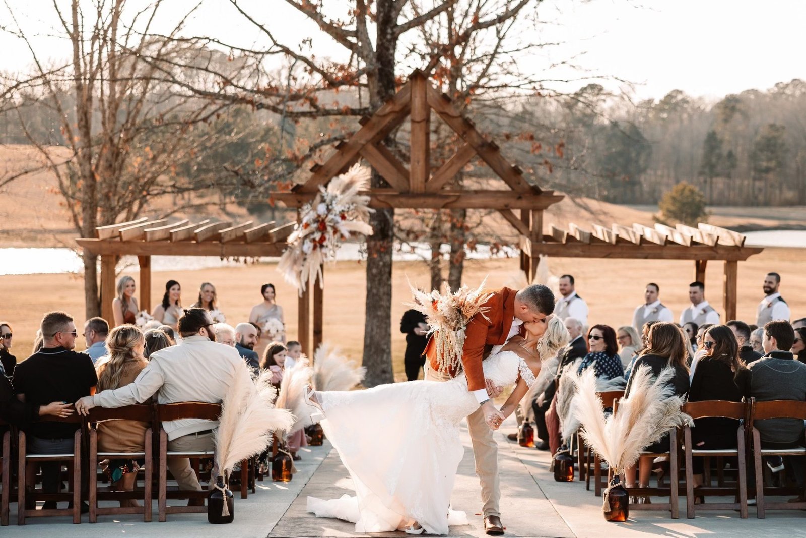 Beso en ceremonia de boda