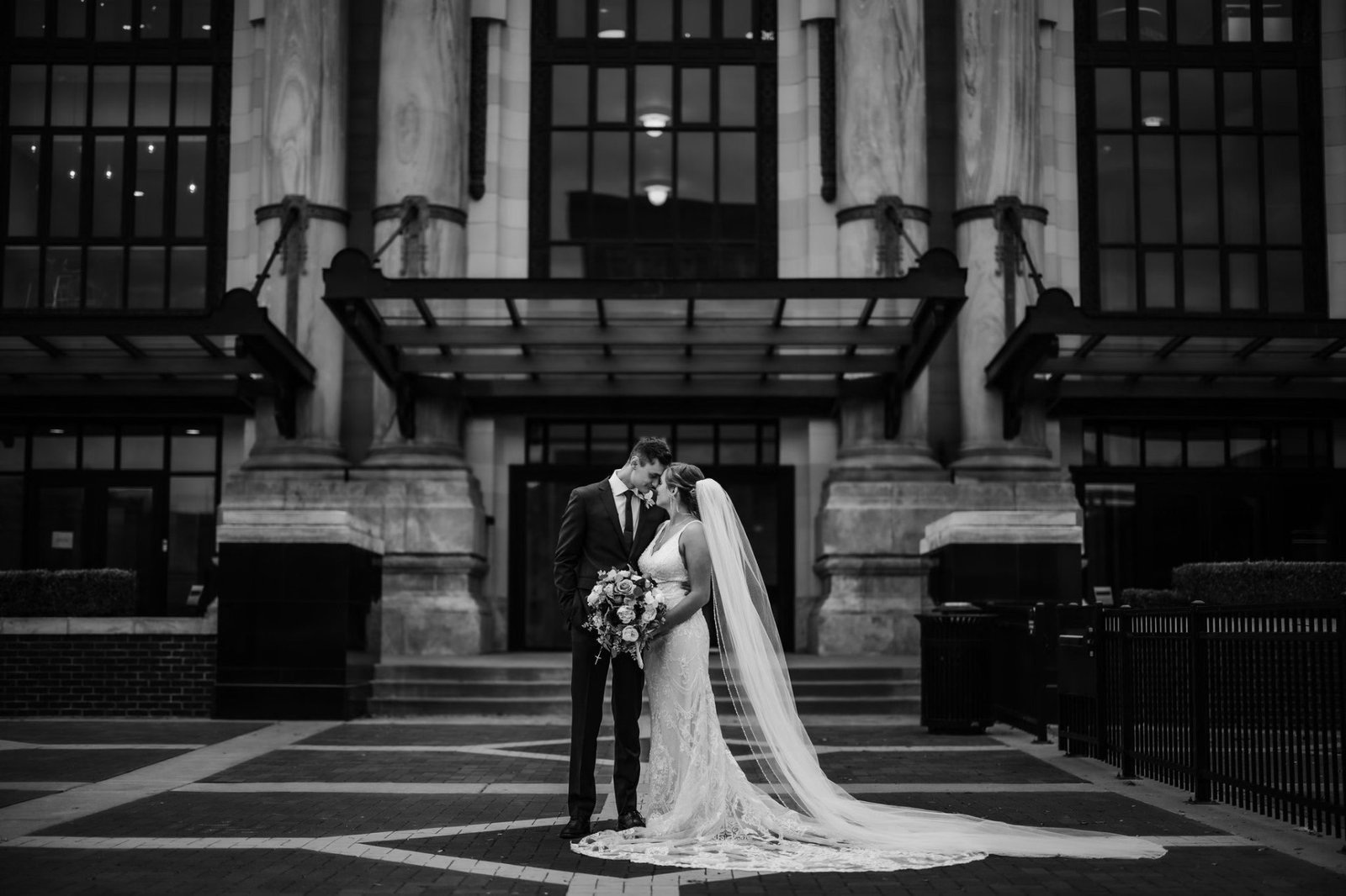 Retrato de pareja de novios en la entrada del edificio