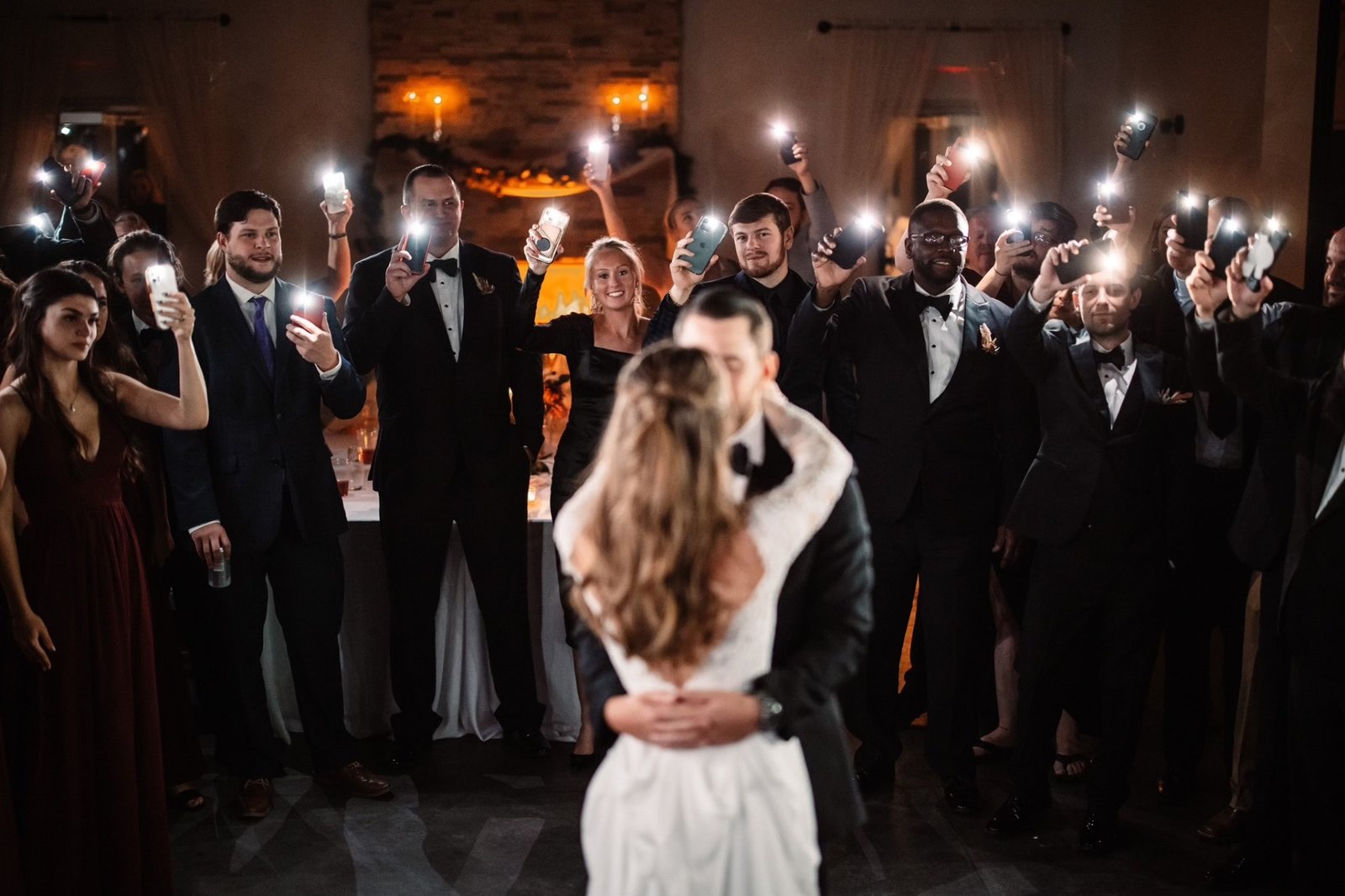 Primer baile con luces de celulares