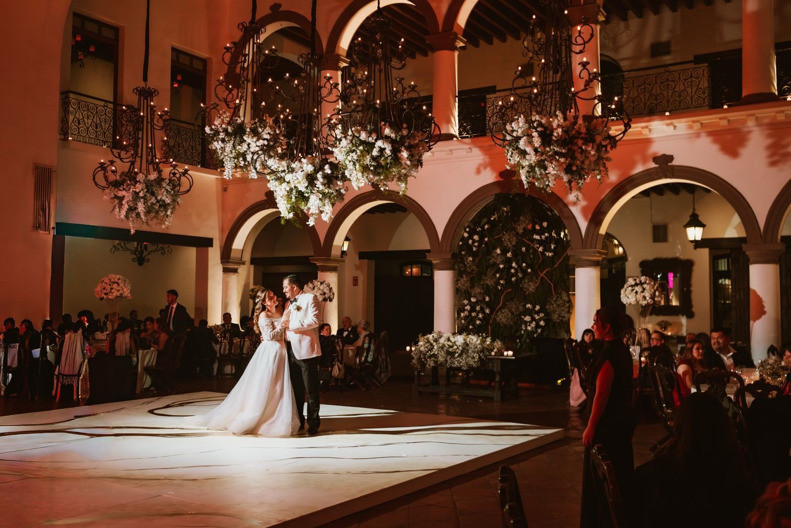 Primer baile en lugar elegante