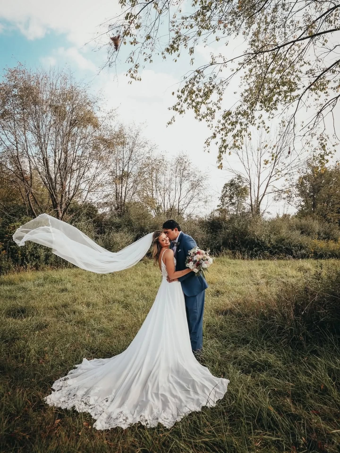 Novia con velo al viento en el campo